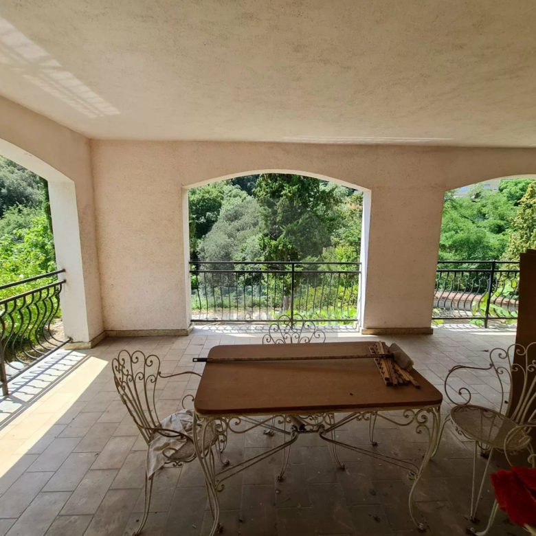 Menton – Cabrolles : Rare! Grande propriété avec magnifique terrain  – Vue dégagée – Accès direct