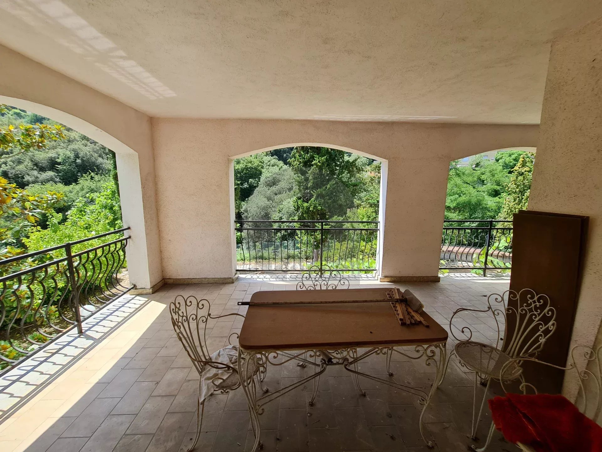 Menton – Cabrolles : Rare! Grande propriété avec magnifique terrain  – Vue dégagée – Accès direct