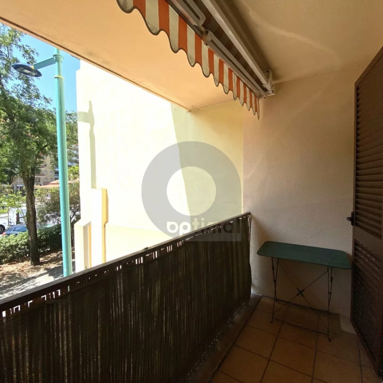 A VENDRE – MENTON CAREÏ – BEAU 3P AVEC CAVE EN BON ETAT TRAVERSANT BALCON TERRASSE ET JARDIN