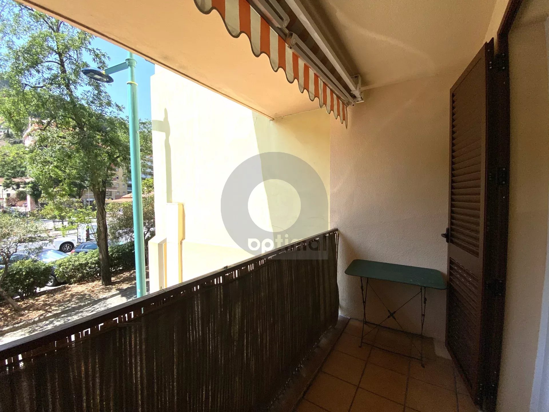 A VENDRE – MENTON CAREÏ – BEAU 3P AVEC CAVE EN BON ETAT TRAVERSANT BALCON TERRASSE ET JARDIN