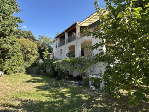 Menton – Cabrolles : Rare! Grande propriété avec magnifique terrain  – Vue dégagée – Accès direct