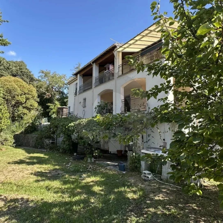 Menton – Cabrolles : Rare! Grande propriété avec magnifique terrain  – Vue dégagée – Accès direct