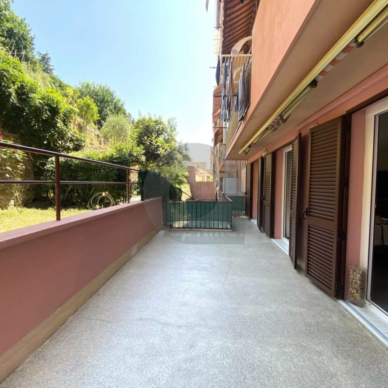A VENDRE – MENTON CAREÏ – BEAU 3P AVEC CAVE EN BON ETAT TRAVERSANT BALCON TERRASSE ET JARDIN