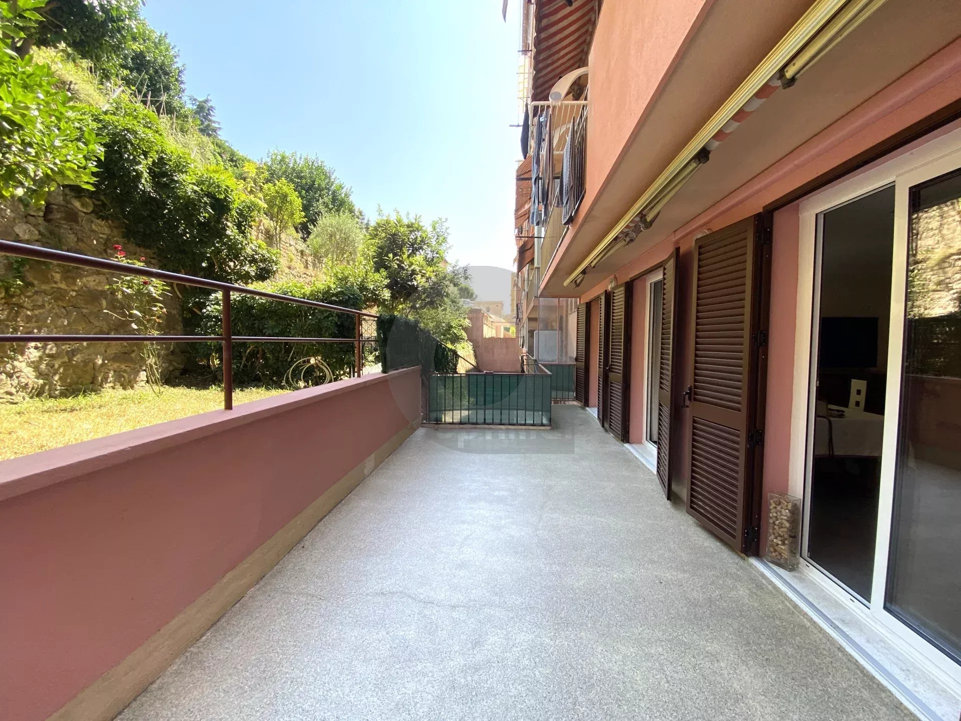 A VENDRE – MENTON CAREÏ – BEAU 3P AVEC CAVE EN BON ETAT TRAVERSANT BALCON TERRASSE ET JARDIN