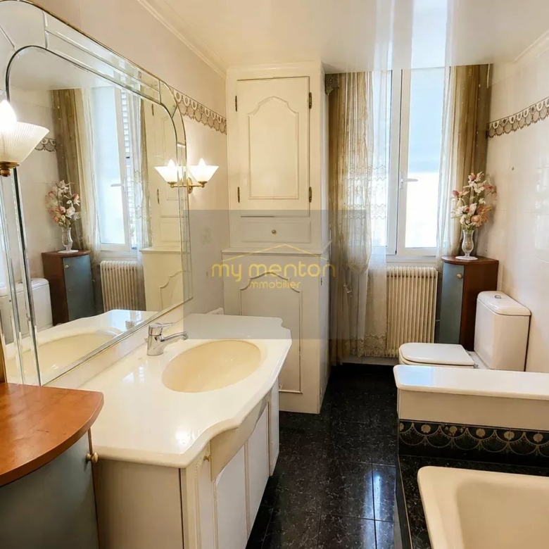 MENTON CENTRE ;  Appartement Bourgeois Front de mer