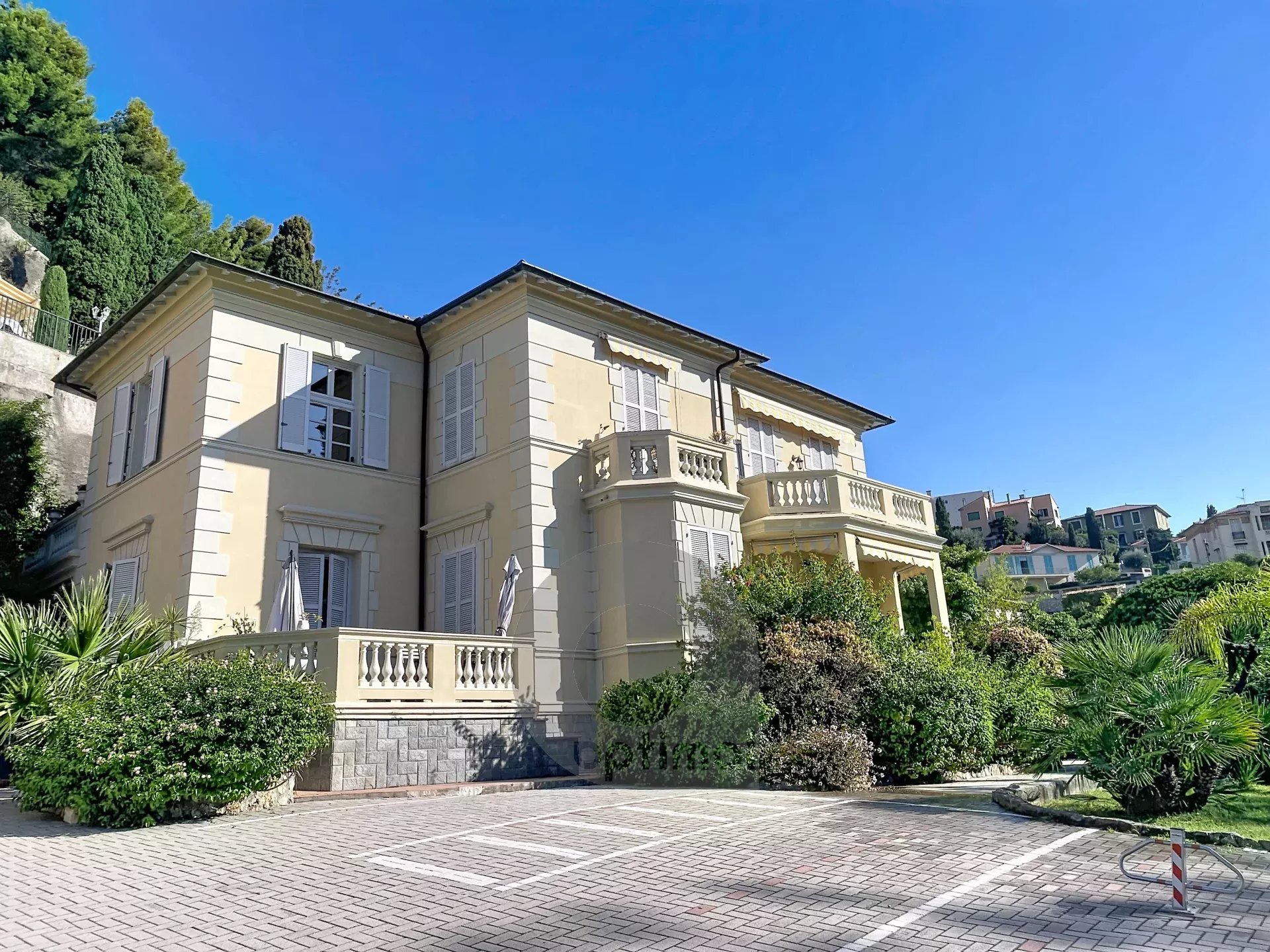 Menton Terres Chaudes – Résidence Bourgeoise – 2/3 pièces en triplex – Parking