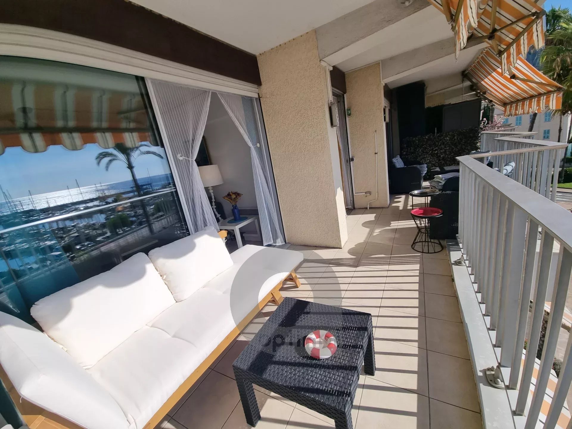Menton Garavan, 2 p + terrasse + garage front de mer