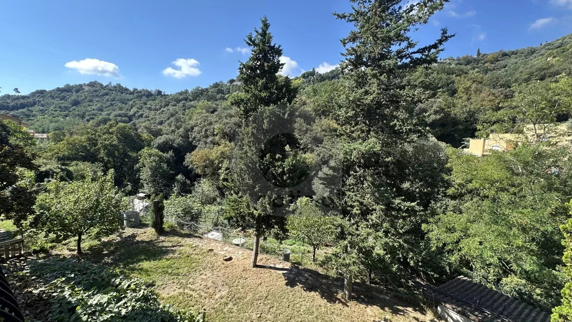 Menton – Cabrolles : Rare! Grande propriété avec magnifique terrain  – Vue dégagée – Accès direct