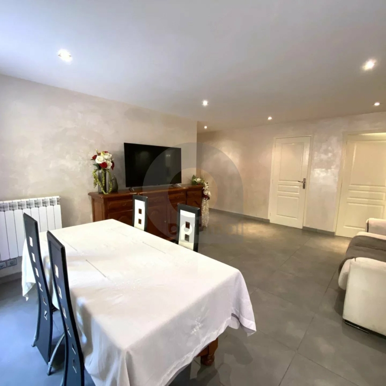 A VENDRE – MENTON CAREÏ – BEAU 3P AVEC CAVE EN BON ETAT TRAVERSANT BALCON TERRASSE ET JARDIN