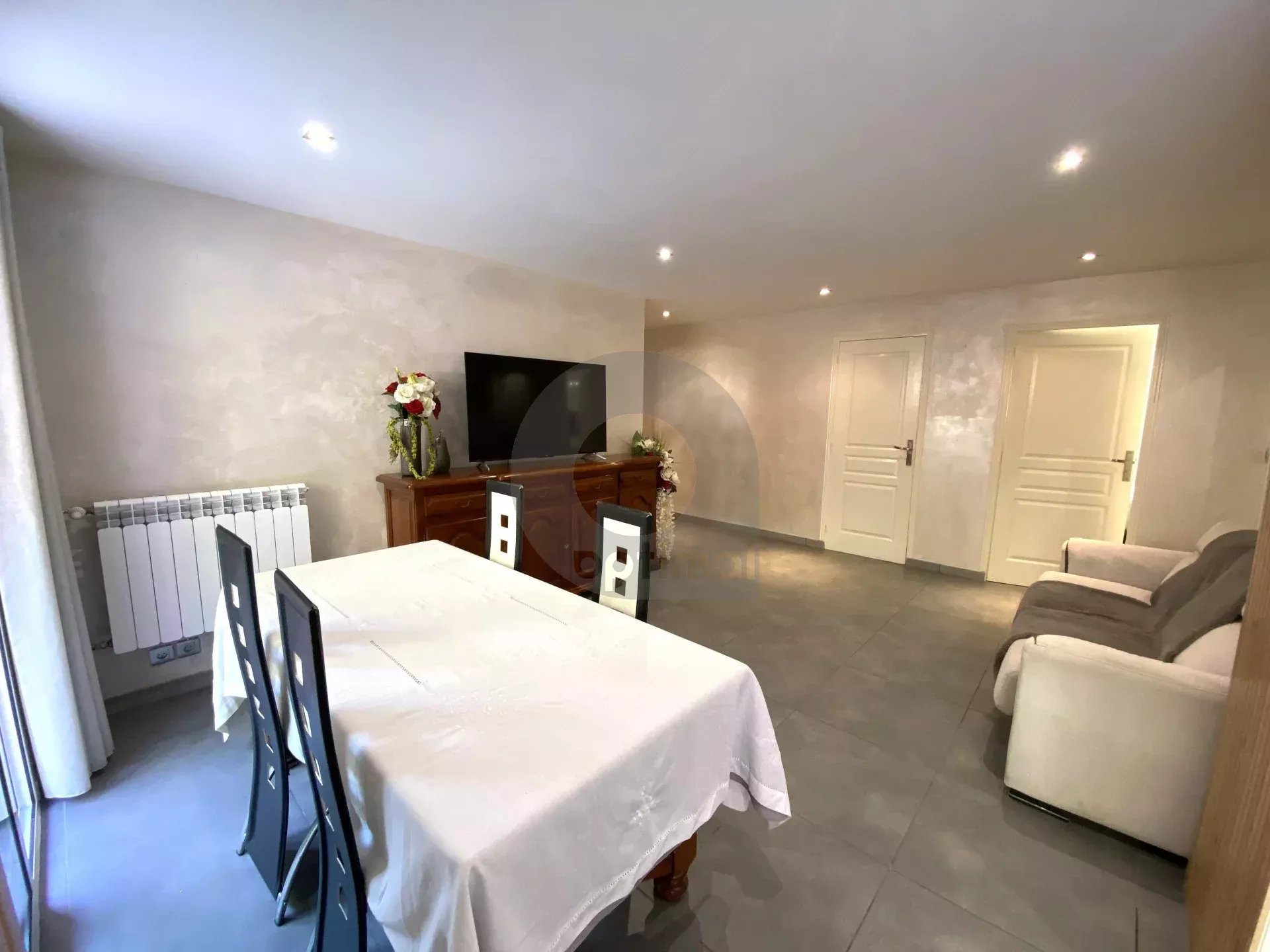 A VENDRE – MENTON CAREÏ – BEAU 3P AVEC CAVE EN BON ETAT TRAVERSANT BALCON TERRASSE ET JARDIN