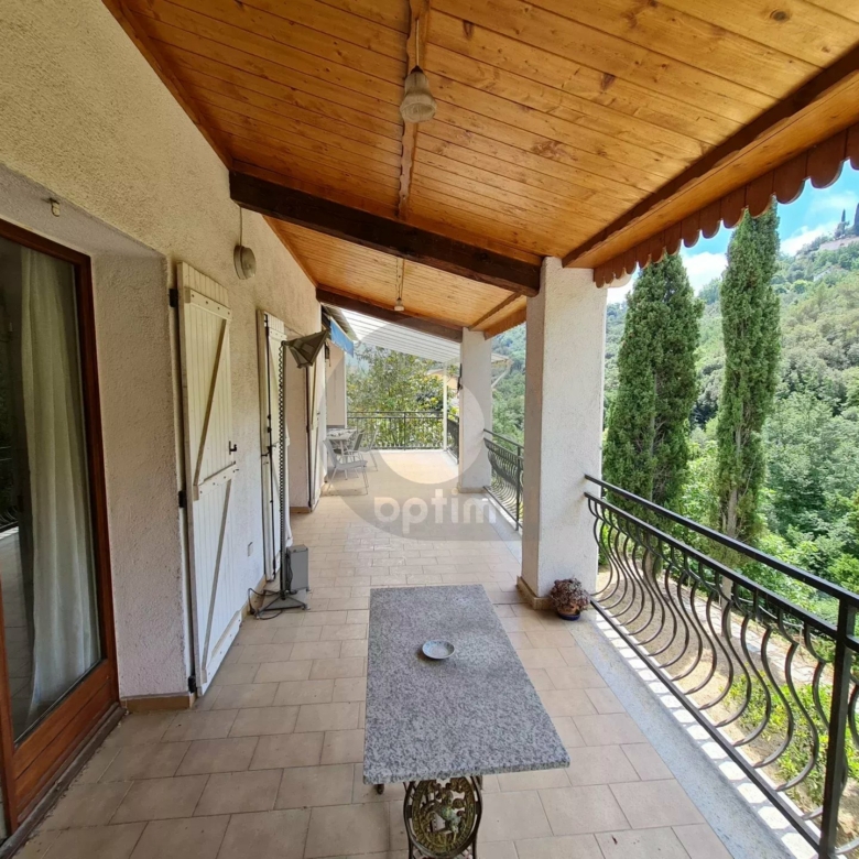 Menton – Cabrolles : Rare! Grande propriété avec magnifique terrain  – Vue dégagée – Accès direct