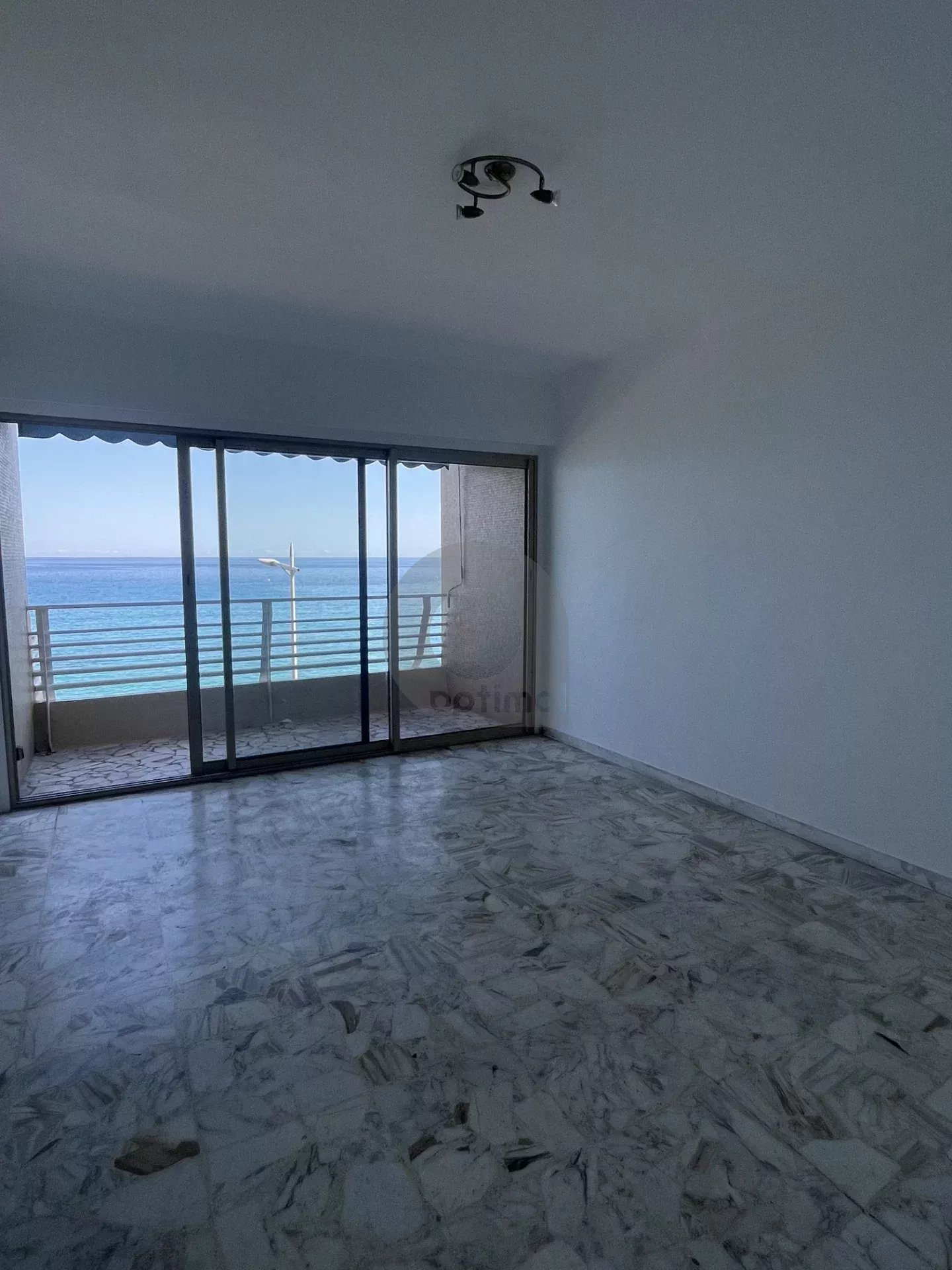 A LOUER STUDIO FRONT DE MER AVEC TERRASSE ET CAVE