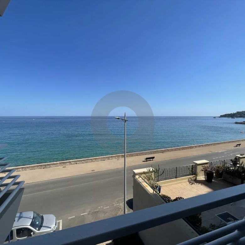 A LOUER STUDIO FRONT DE MER AVEC TERRASSE ET CAVE