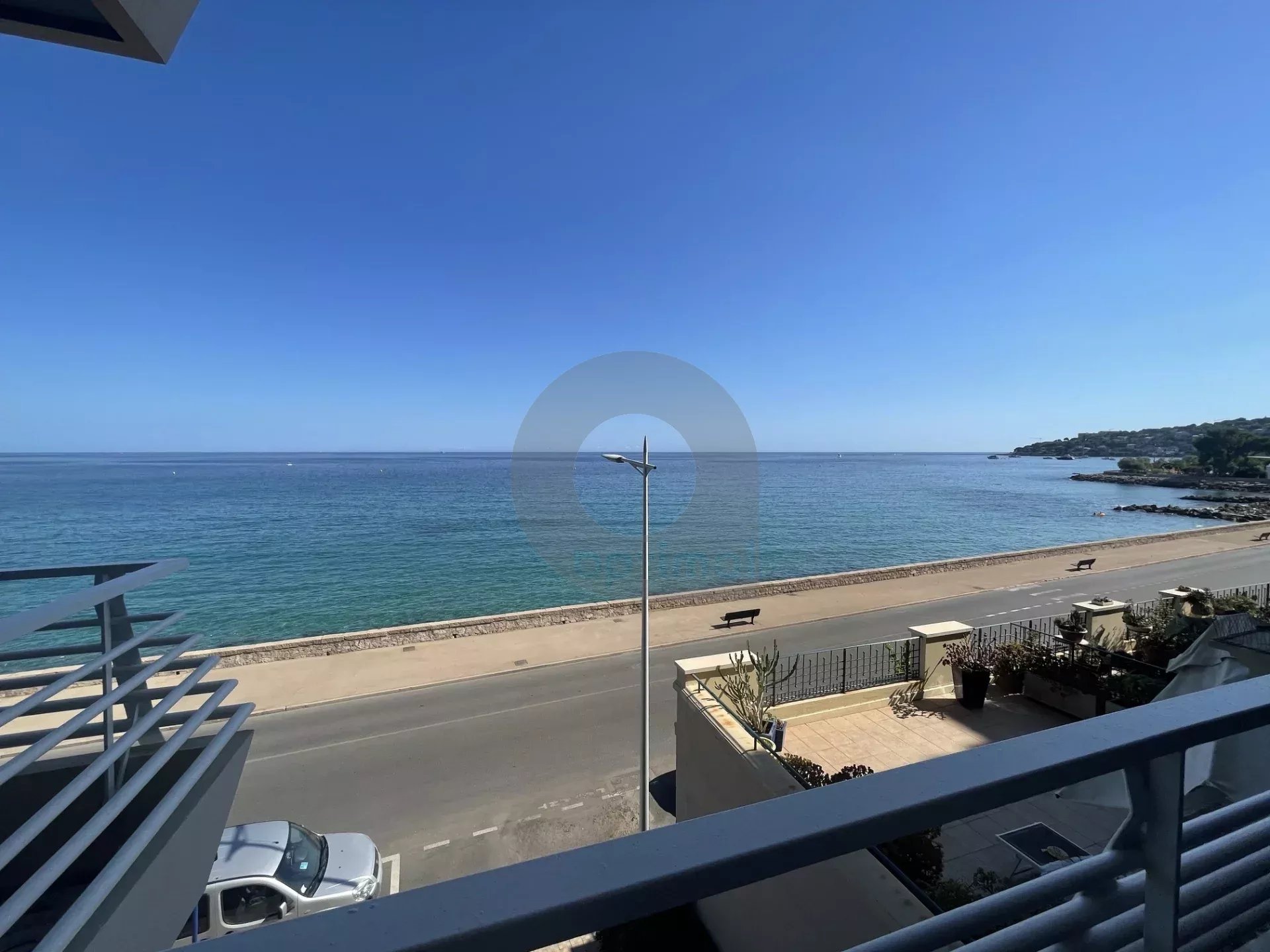 A LOUER STUDIO FRONT DE MER AVEC TERRASSE ET CAVE