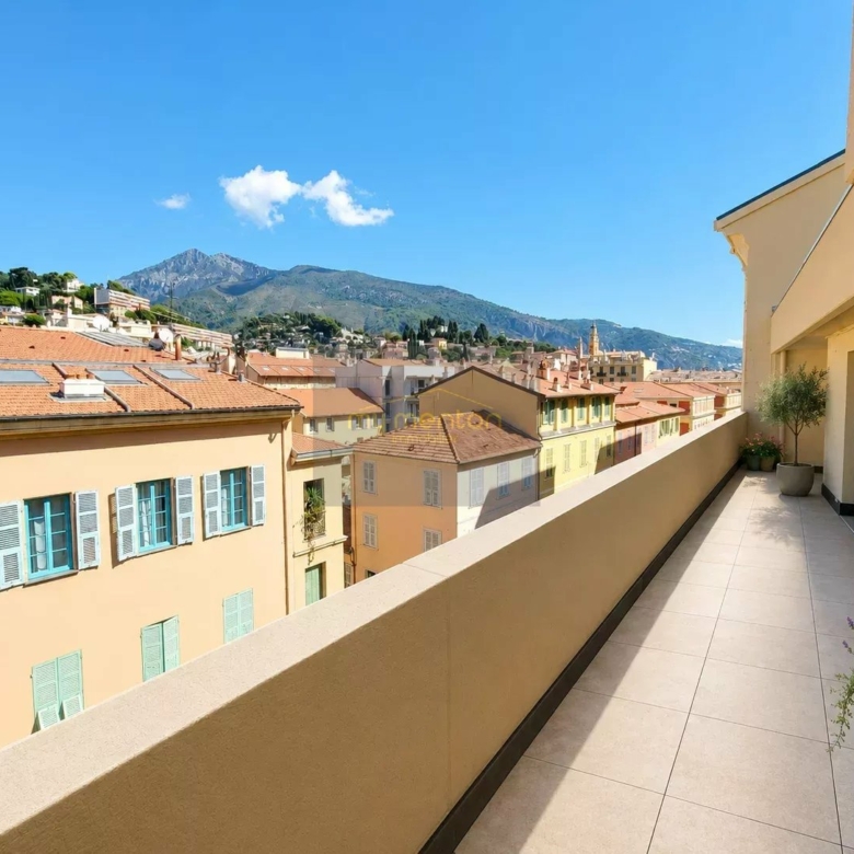 Menton plein centre, dernier étage , 6 pièces traversant, / Cave /Garage, vue mer , calme.