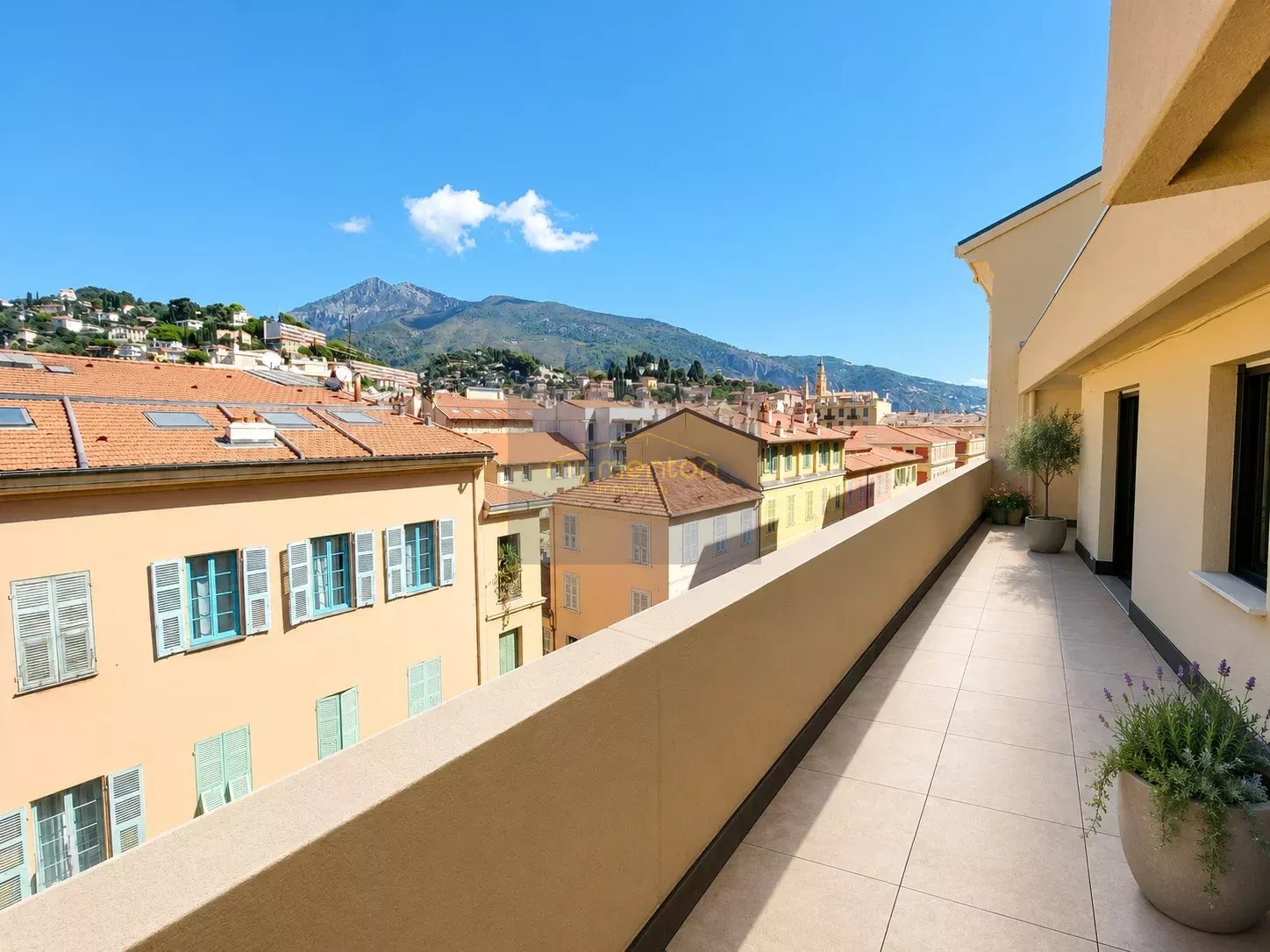 Menton plein centre, dernier étage , 6 pièces traversant, / Cave /Garage, vue mer , calme.