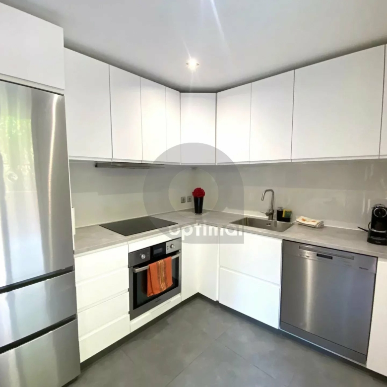 A VENDRE – MENTON CAREÏ – BEAU 3P AVEC CAVE EN BON ETAT TRAVERSANT BALCON TERRASSE ET JARDIN