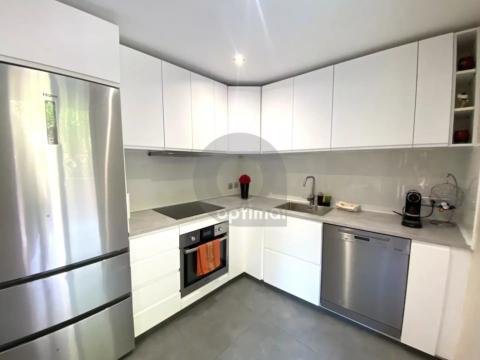 A VENDRE – MENTON CAREÏ – BEAU 3P AVEC CAVE EN BON ETAT TRAVERSANT BALCON TERRASSE ET JARDIN
