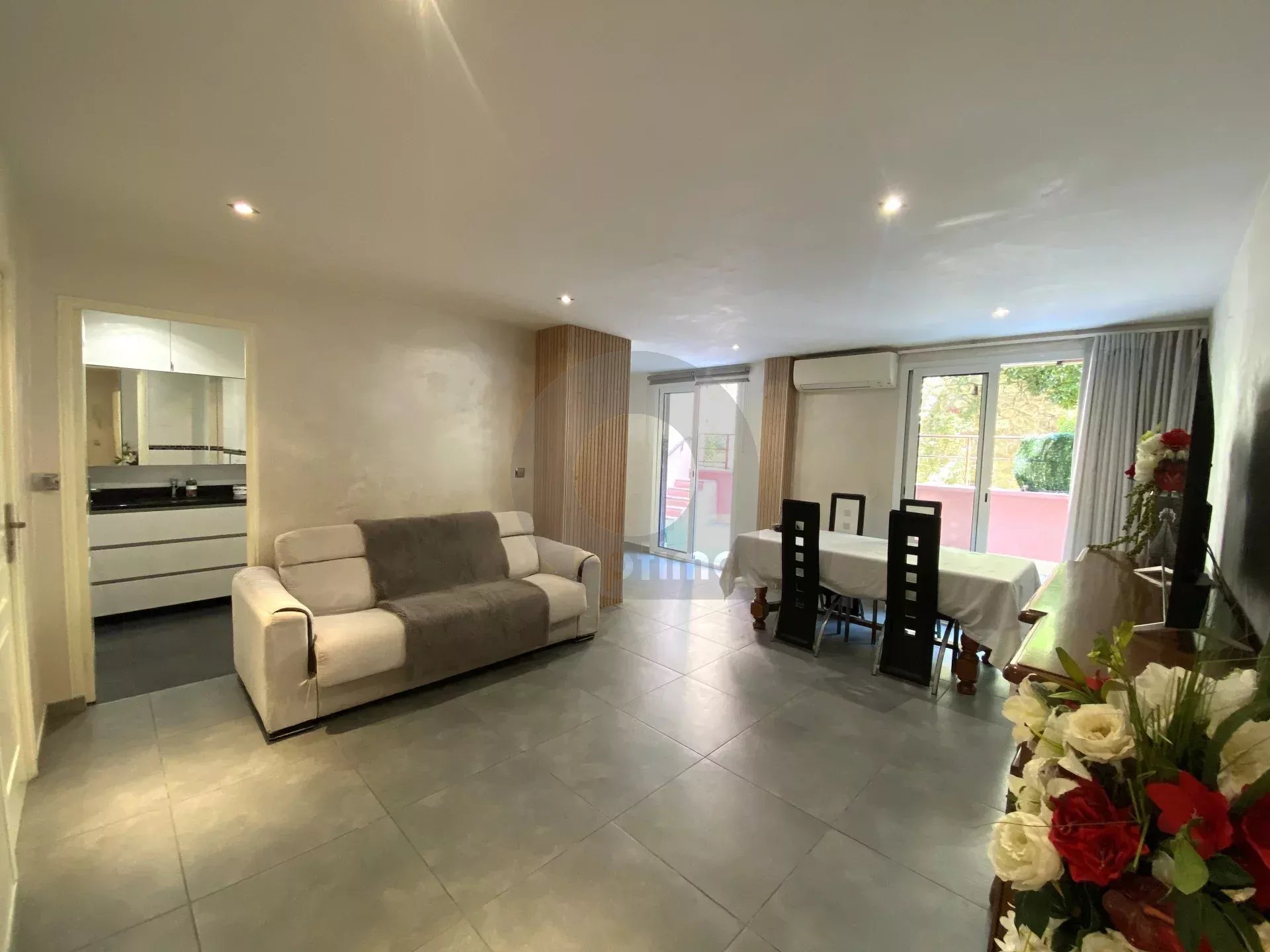A VENDRE – MENTON CAREÏ – BEAU 3P AVEC CAVE EN BON ETAT TRAVERSANT BALCON TERRASSE ET JARDIN