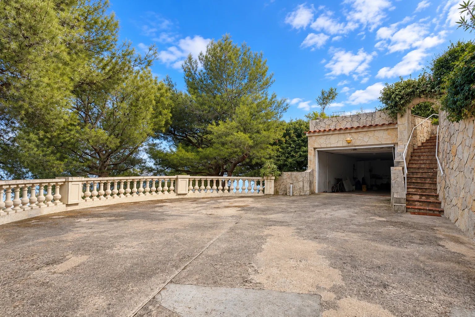 SAINTE-AGNÈS – SPACIEUSE VILLA AVEC VUE MER, PISCINE CHAUFFÉE ET DÉPENDANCE
