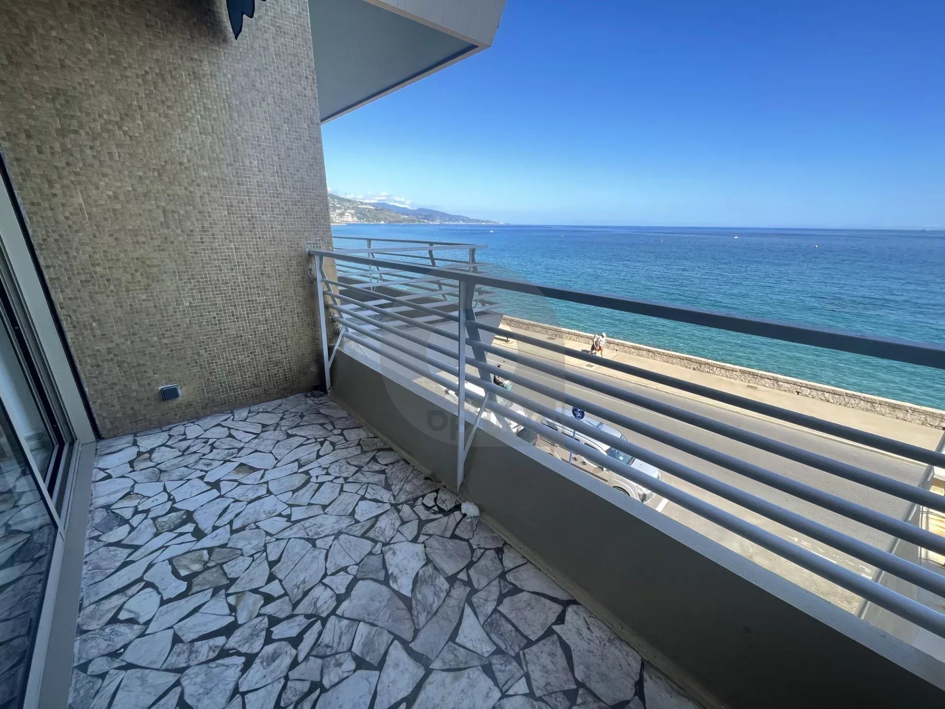 A LOUER STUDIO FRONT DE MER AVEC TERRASSE ET CAVE