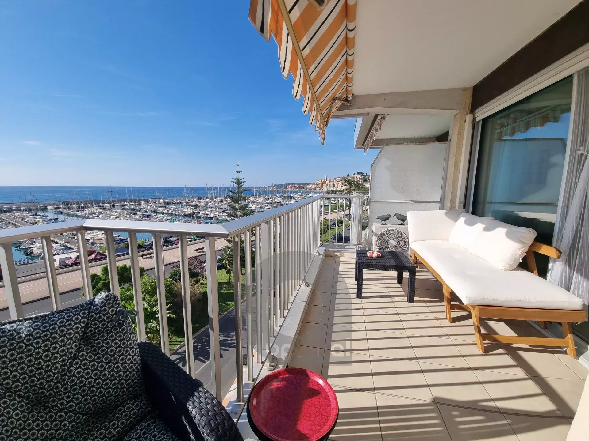 Menton Garavan, 2 p + terrasse + garage front de mer
