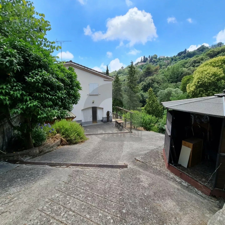Menton – Cabrolles : Rare! Grande propriété avec magnifique terrain  – Vue dégagée – Accès direct