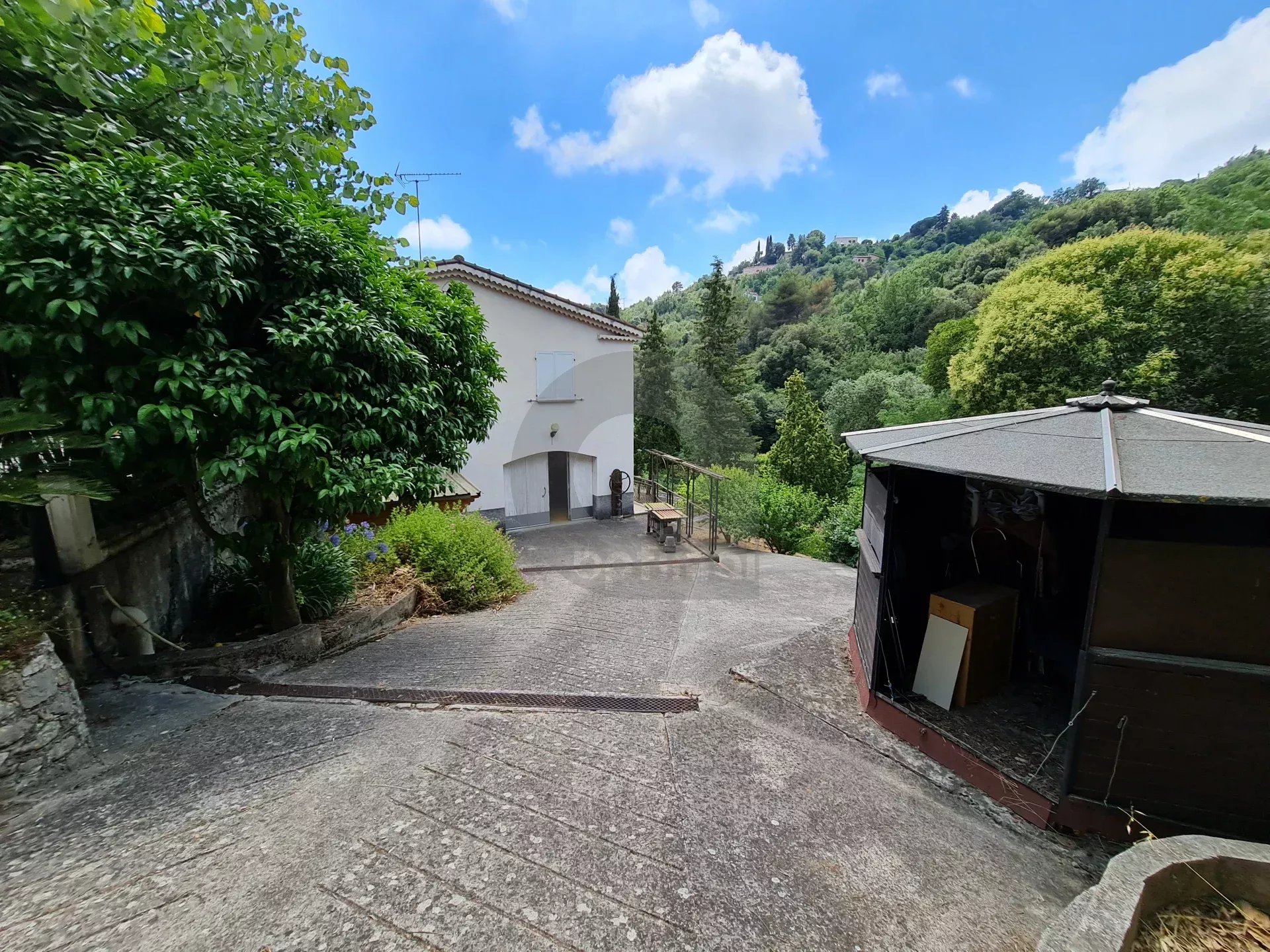 Menton – Cabrolles : Rare! Grande propriété avec magnifique terrain  – Vue dégagée – Accès direct