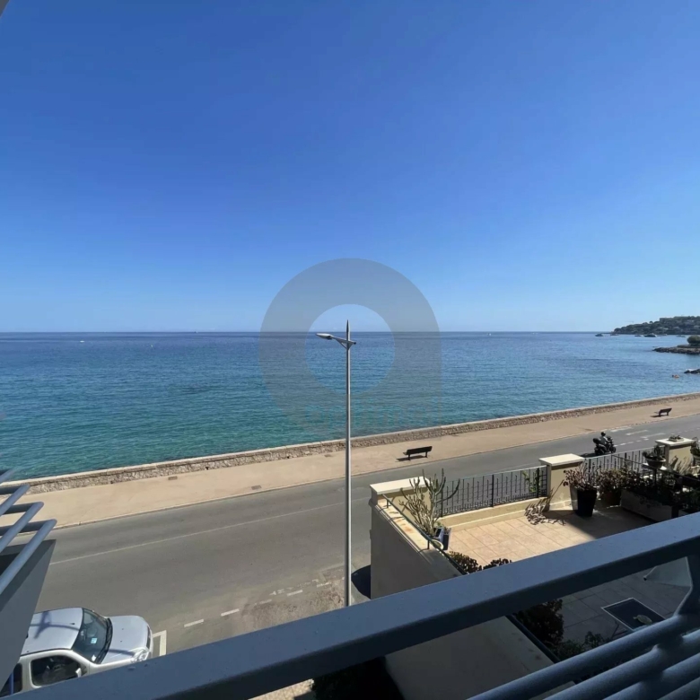 A LOUER STUDIO FRONT DE MER AVEC TERRASSE ET CAVE
