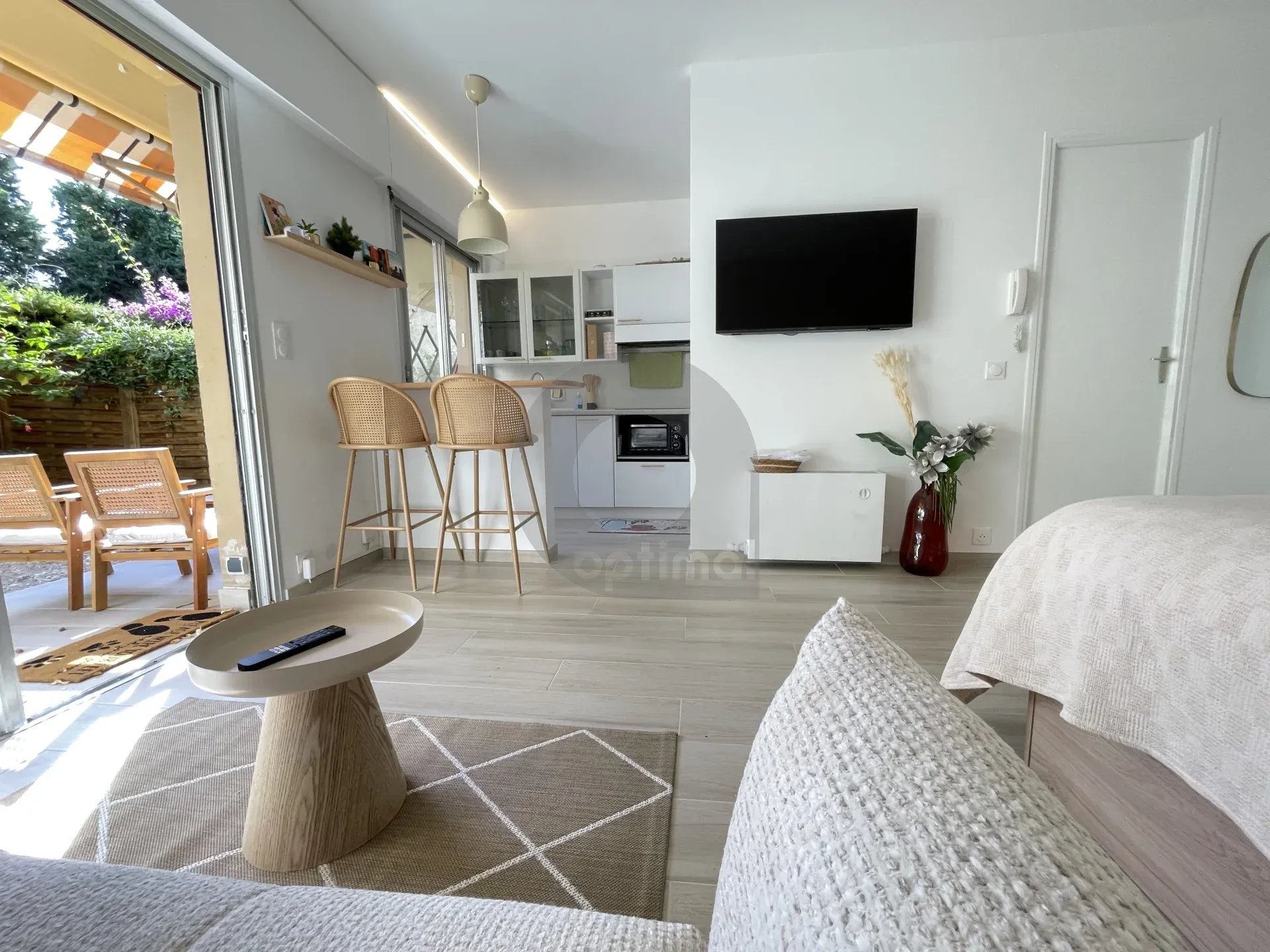 A LOUER BEAU STUDIO MEUBLE AVEC JARDIN – MENTON GARAVAN