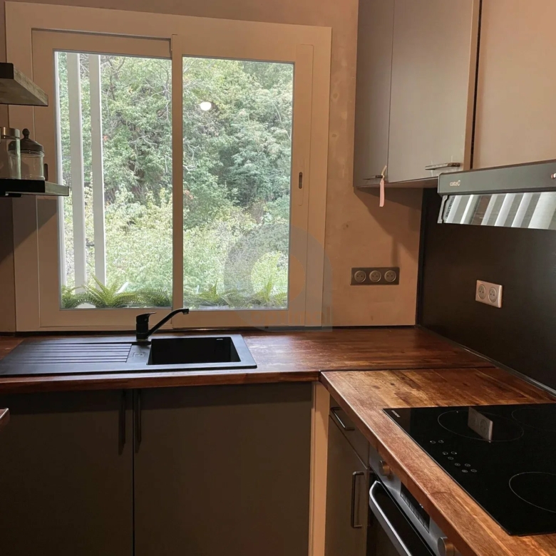 A LOUER APPT MEUBLE – ETAGE ELEVE – TERRASSE
