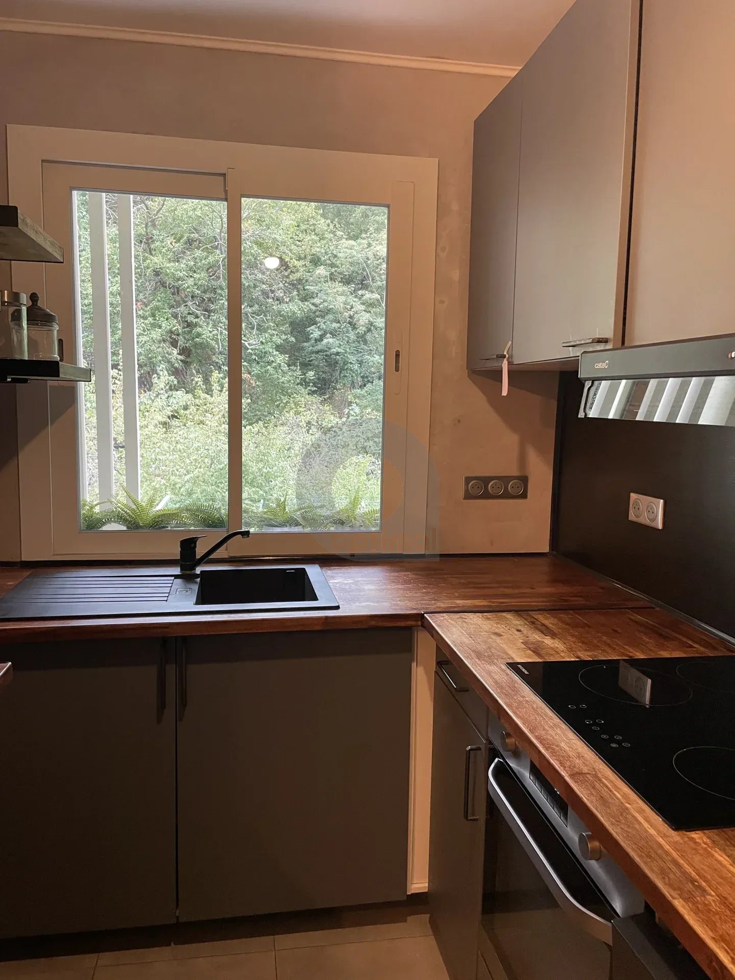 A LOUER APPT MEUBLE – ETAGE ELEVE – TERRASSE