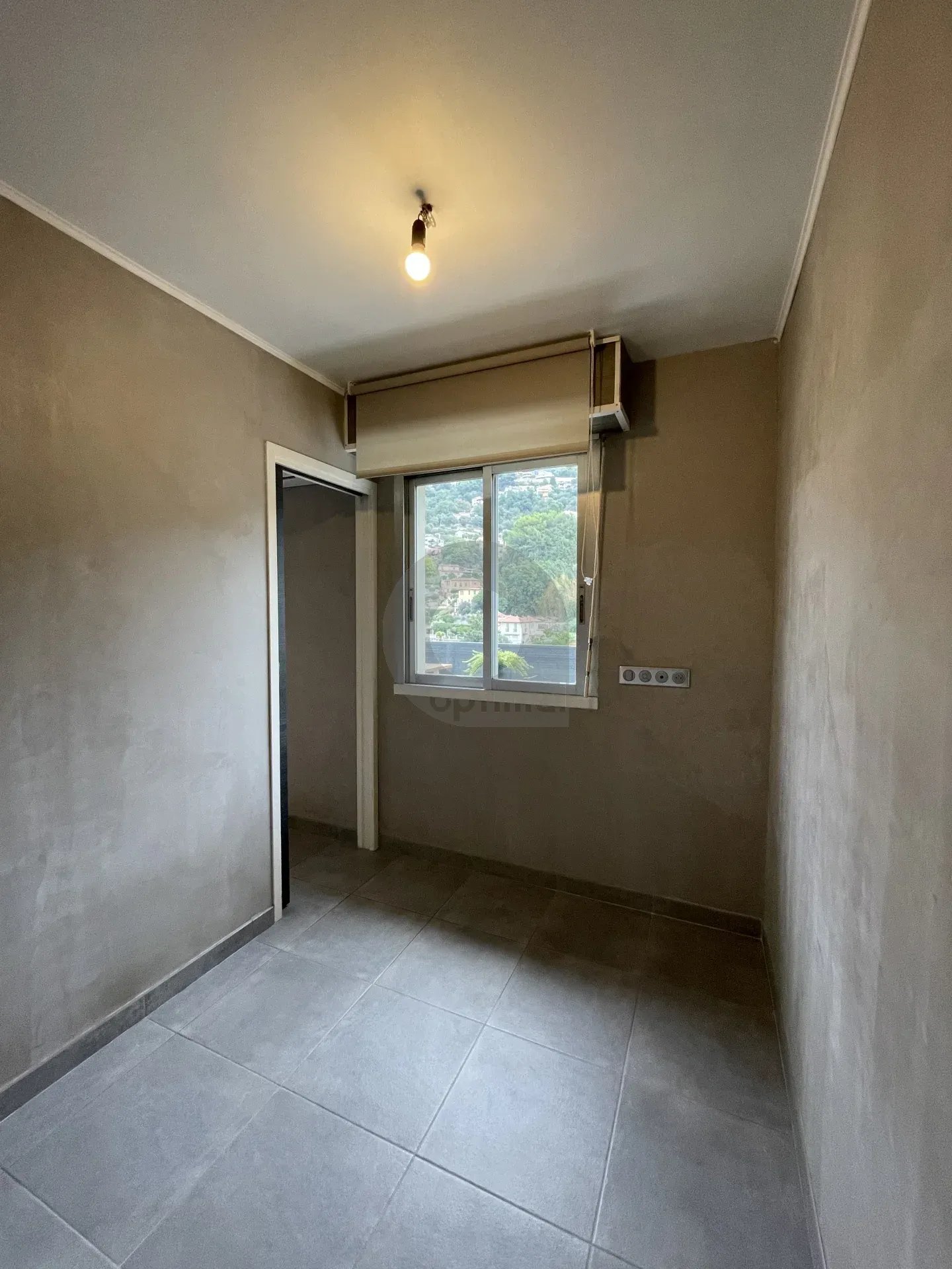 A LOUER APPT MEUBLE – ETAGE ELEVE – TERRASSE