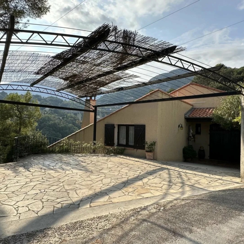 COMMUNE DE SAINTE-AGNES : PROPRIETE DE CHARME – JARDIN – TERRASSES – PARKINGS – GARAGE -VUE DEGAGEE – COUP DE COEUR !