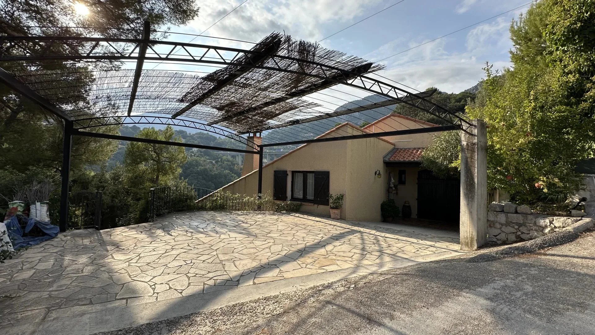 COMMUNE DE SAINTE-AGNES : PROPRIETE DE CHARME – JARDIN – TERRASSES – PARKINGS – GARAGE -VUE DEGAGEE – COUP DE COEUR !