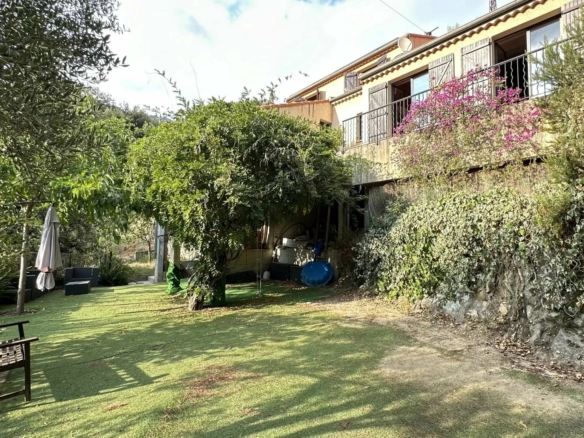 COMMUNE DE SAINTE-AGNES : PROPRIETE DE CHARME – JARDIN – TERRASSES – PARKINGS – GARAGE -VUE DEGAGEE – COUP DE COEUR !
