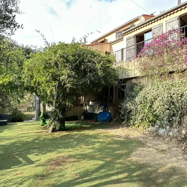 COMMUNE DE SAINTE-AGNES : PROPRIETE DE CHARME – JARDIN – TERRASSES – PARKINGS – GARAGE -VUE DEGAGEE – COUP DE COEUR !