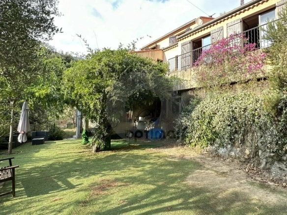 COMMUNE DE SAINTE-AGNES : PROPRIETE DE CHARME – JARDIN – TERRASSES – PARKINGS – GARAGE -VUE DEGAGEE – COUP DE COEUR !