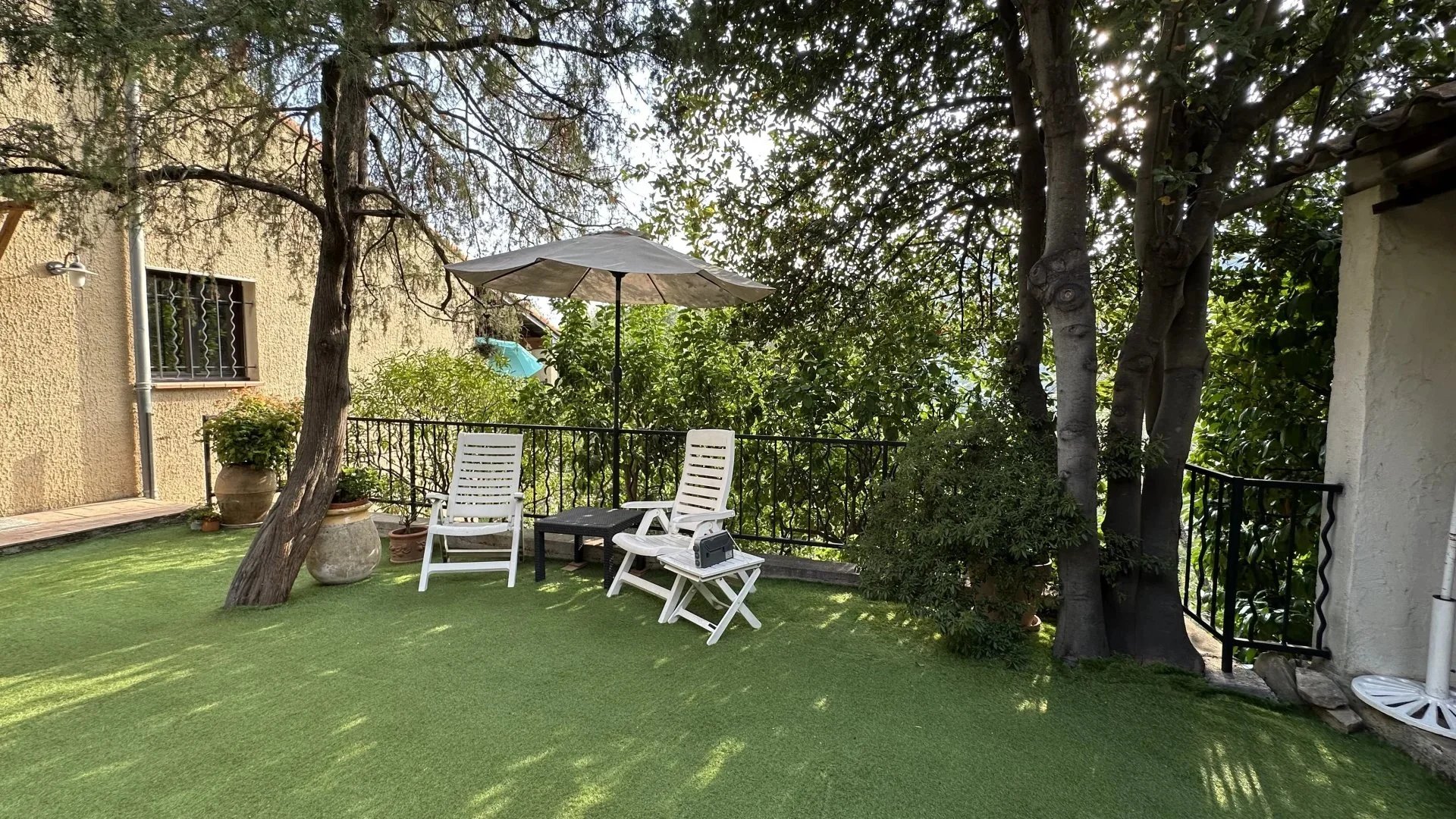 COMMUNE DE SAINTE-AGNES : PROPRIETE DE CHARME – JARDIN – TERRASSES – PARKINGS – GARAGE -VUE DEGAGEE – COUP DE COEUR !