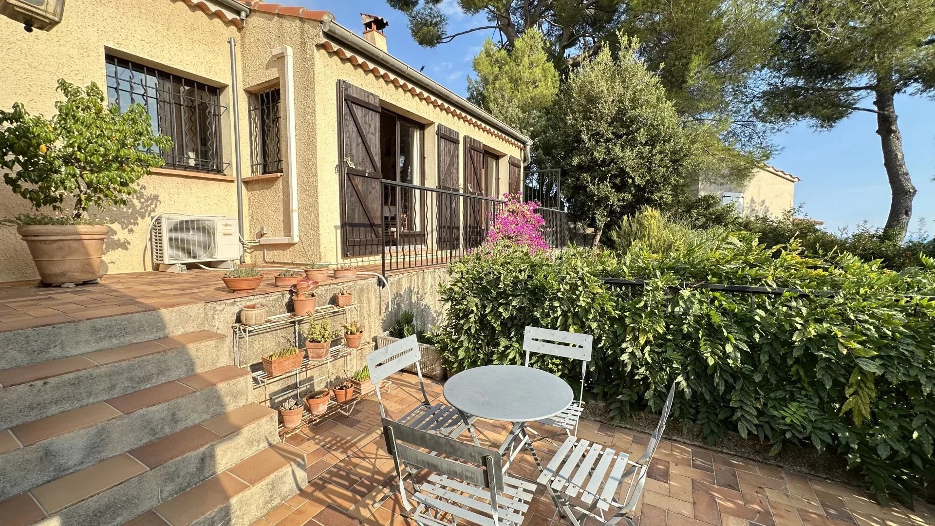 COMMUNE DE SAINTE-AGNES : PROPRIETE DE CHARME – JARDIN – TERRASSES – PARKINGS – GARAGE -VUE DEGAGEE – COUP DE COEUR !