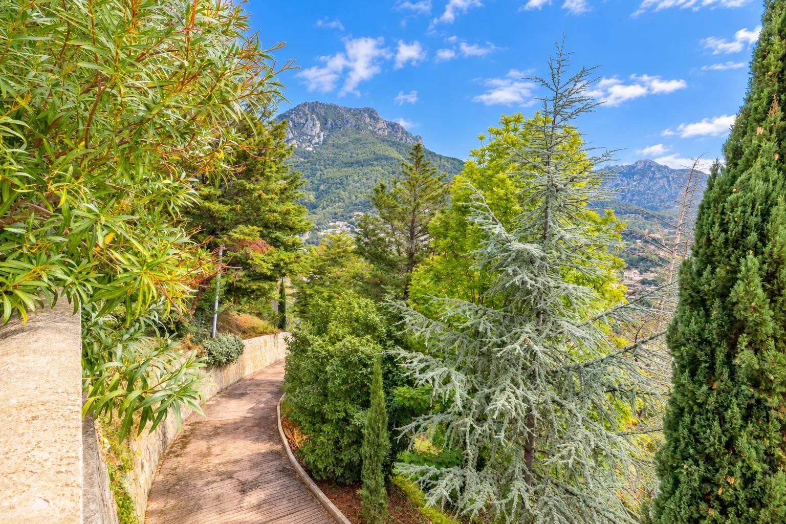 SAINTE-AGNÈS – SPACIEUSE VILLA AVEC VUE MER, PISCINE CHAUFFÉE ET DÉPENDANCE