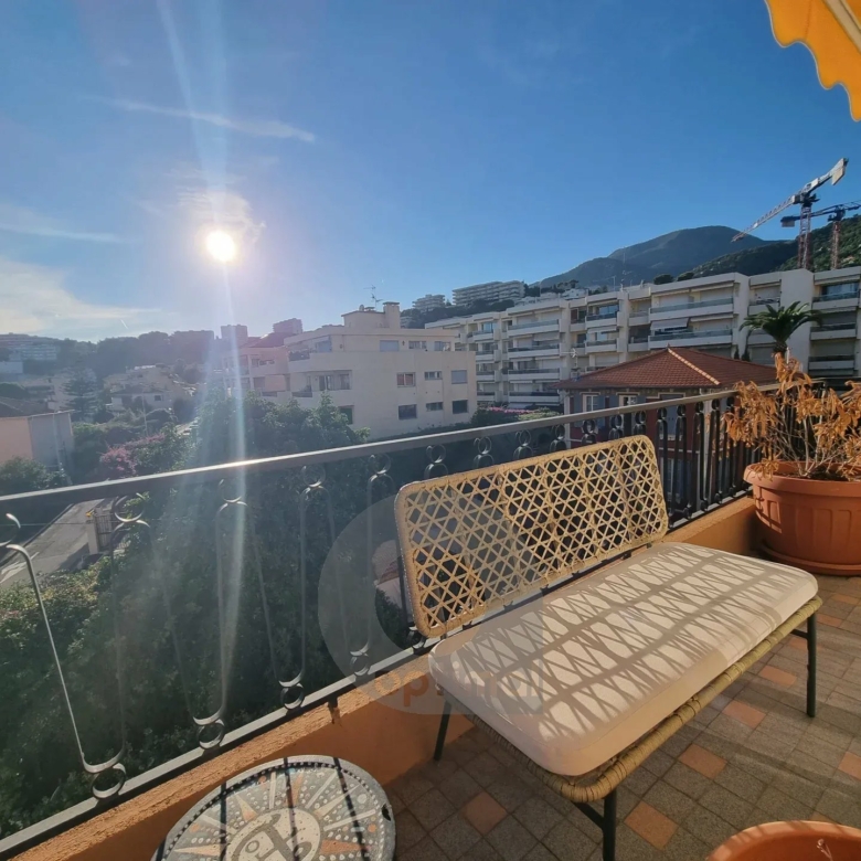 ROQUEBRUNE-CAP-MARTIN – DERNIER ÉTAGE – 3 PIÈCES – PROCHE CENTRE ET BORD DE MER