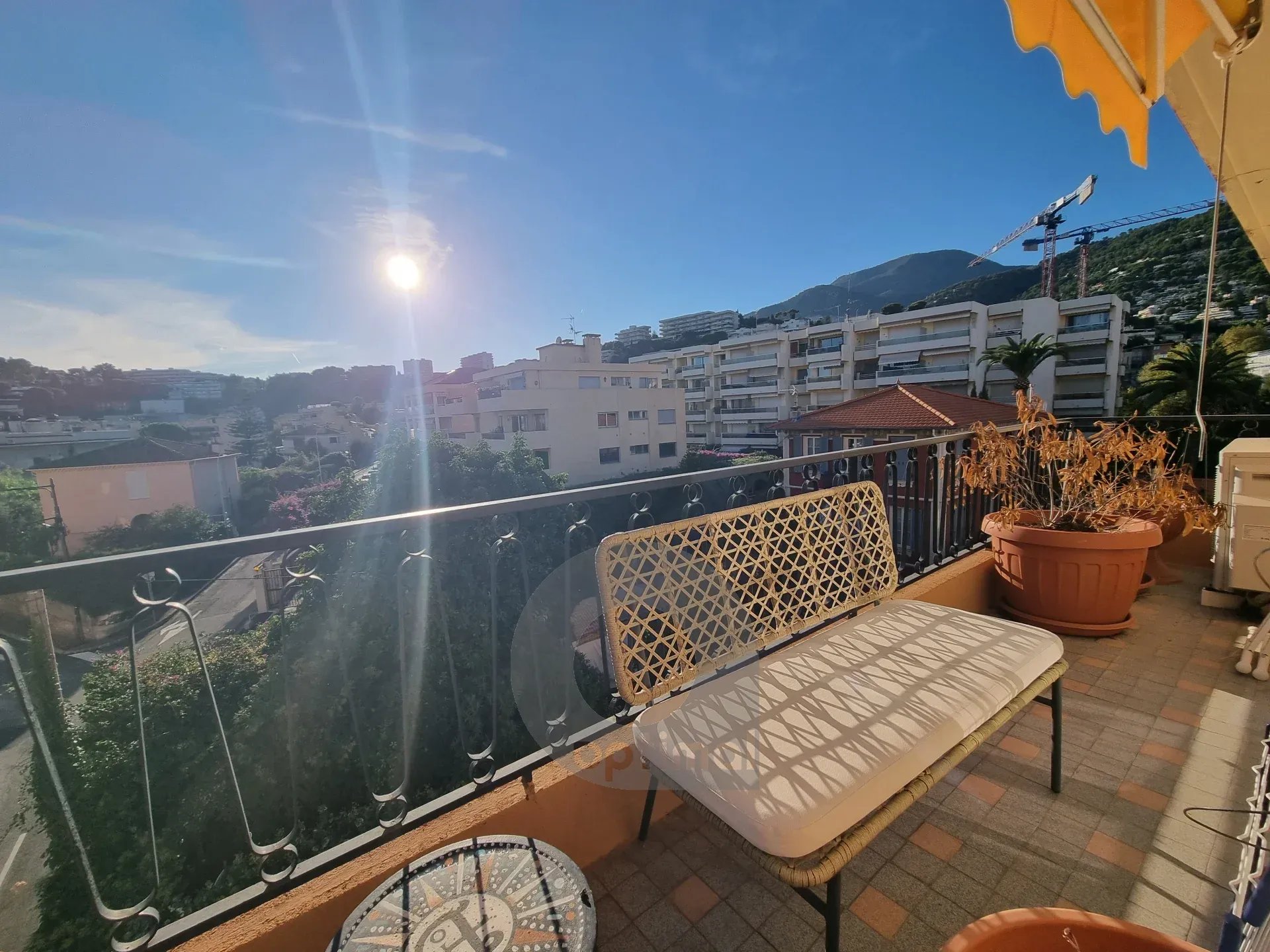 ROQUEBRUNE-CAP-MARTIN – DERNIER ÉTAGE – 3 PIÈCES – PROCHE CENTRE ET BORD DE MER