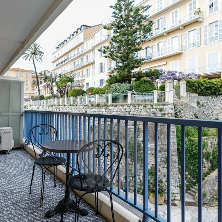 Menton Front de Mer – Beau 3 pièces traversant avec spacieuse terrasse – Parking & Cave