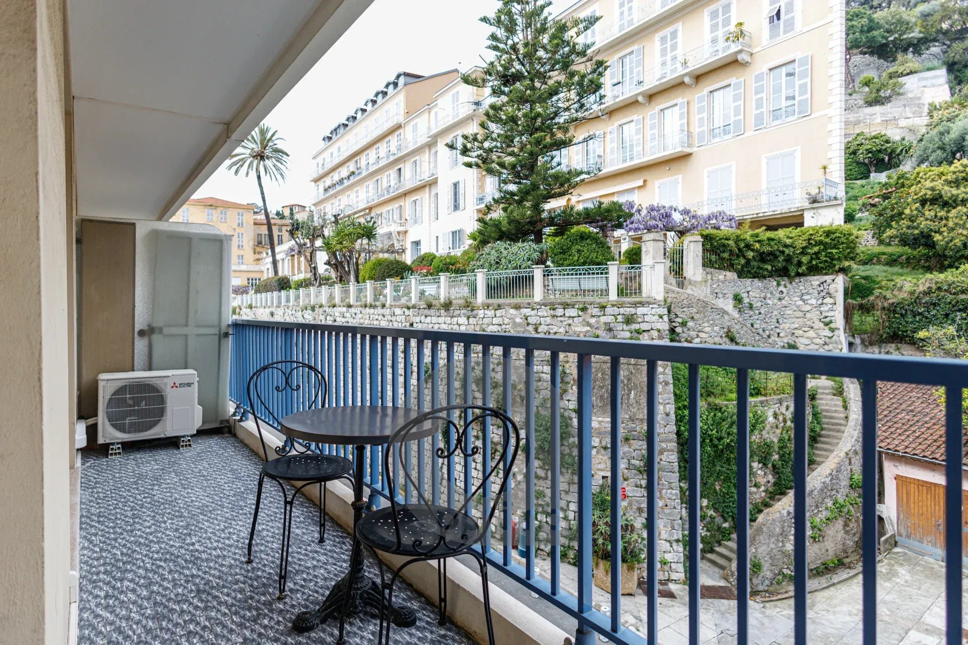 Menton Front de Mer – Beau 3 pièces traversant avec spacieuse terrasse – Parking & Cave
