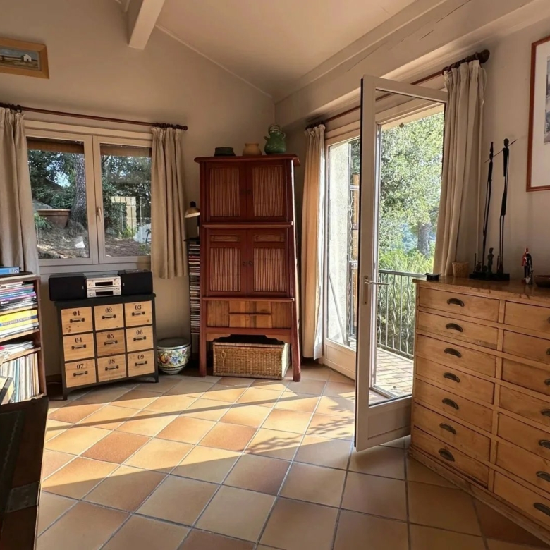 COMMUNE DE SAINTE-AGNES : PROPRIETE DE CHARME – JARDIN – TERRASSES – PARKINGS – GARAGE -VUE DEGAGEE – COUP DE COEUR !