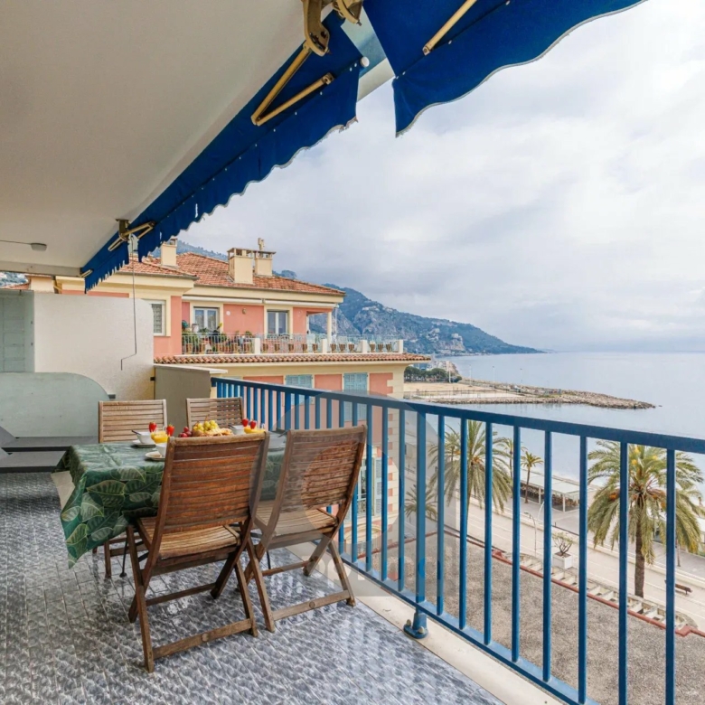 Menton Front de Mer – Beau 3 pièces traversant avec spacieuse terrasse – Parking & Cave