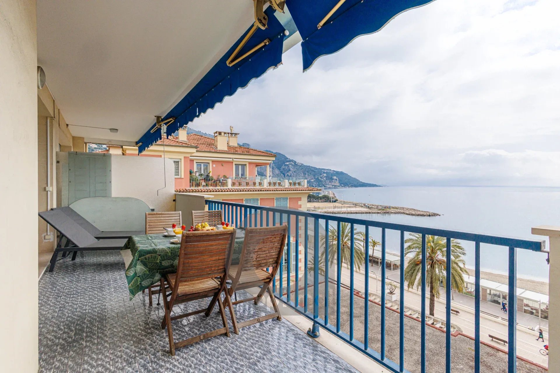 Menton Front de Mer – Beau 3 pièces traversant avec spacieuse terrasse – Parking & Cave