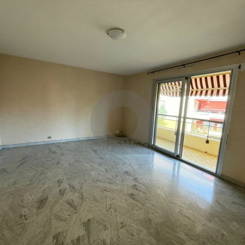 A LOUER 2P TRAVERSANT PROCHE CENTRE MENTON