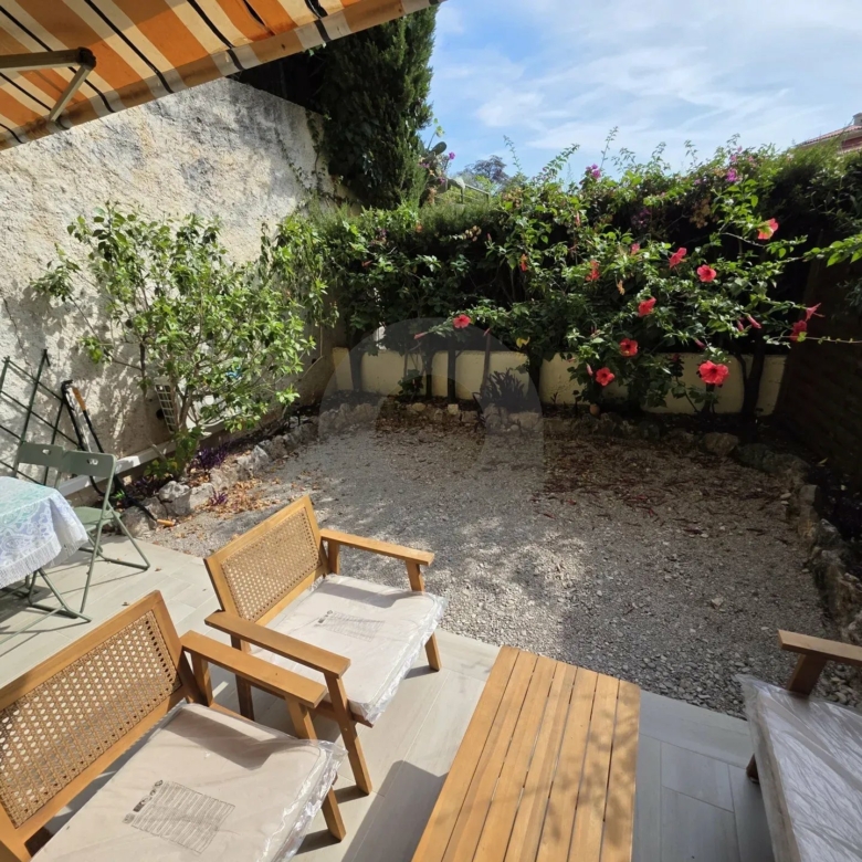 A LOUER BEAU STUDIO MEUBLE AVEC JARDIN – MENTON GARAVAN